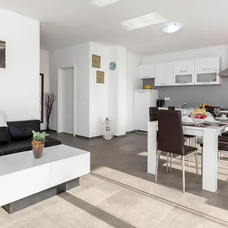 4 Bedroom Beautiful In * Peroj