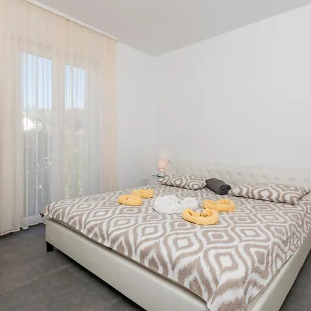 4 Bedroom Beautiful In Holiday home *