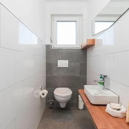 4 Bedroom Beautiful In Holiday home