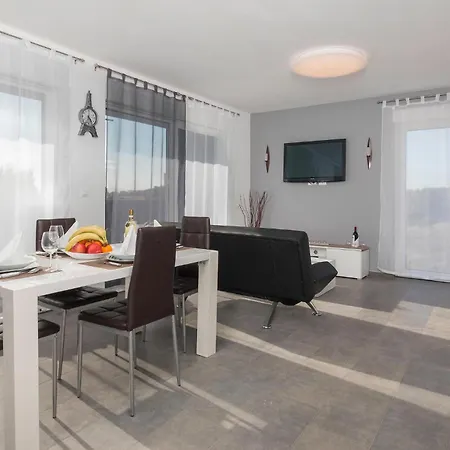 4 Bedroom Beautiful In Holiday home Peroj