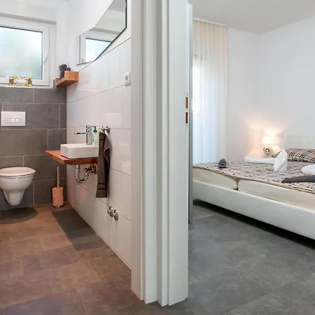 4 Bedroom Beautiful In Peroj